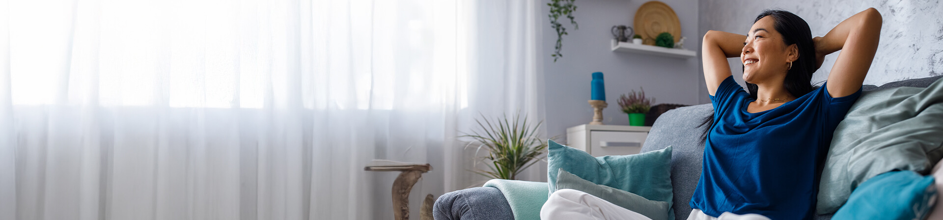 Entspannt lächelnde Frau auf dem Sofa Entspannt lächelnde Frau auf dem Sofa