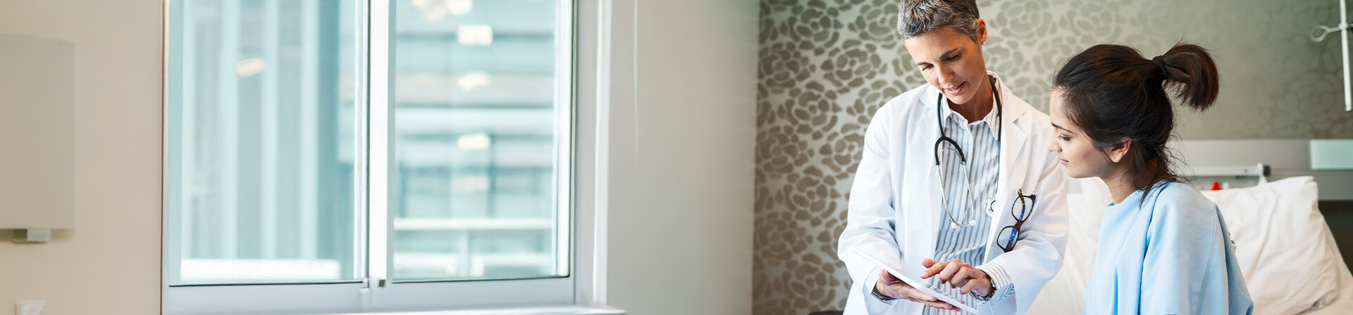 Ärztin mit Patientin im Krankenhaus Ärztin mit Patientin im Krankenhaus